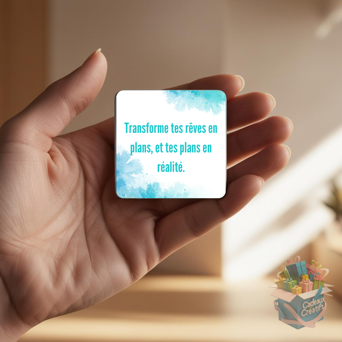 Tenant un aimant de réfrigérateur avec une citation inspirante.